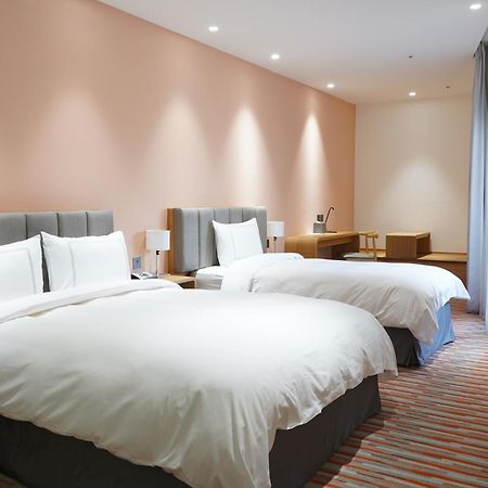 Phoenix Hotel Тайджун Екстериор снимка
