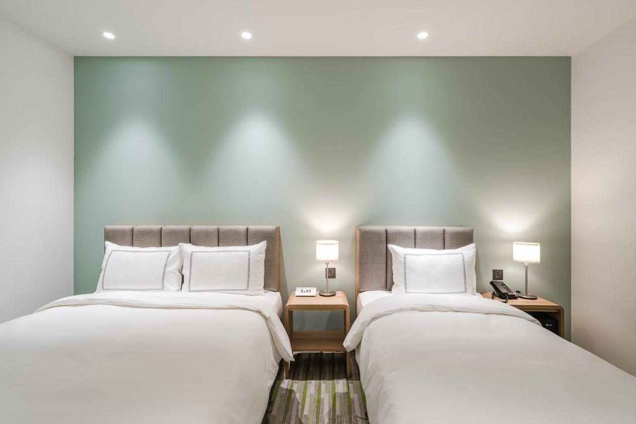 Phoenix Hotel Тайджун Екстериор снимка