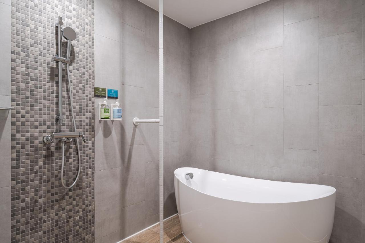 Phoenix Hotel Тайджун Екстериор снимка