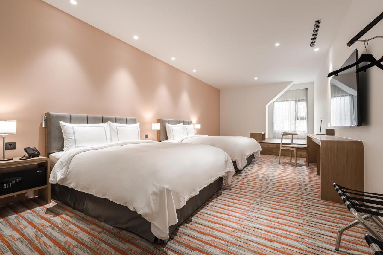 Phoenix Hotel Тайджун Екстериор снимка