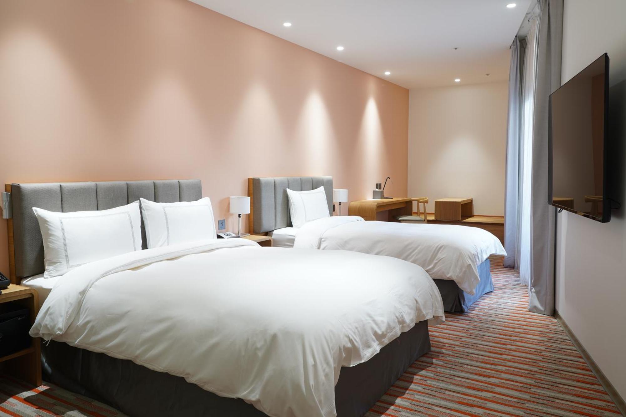 Phoenix Hotel Тайджун Екстериор снимка